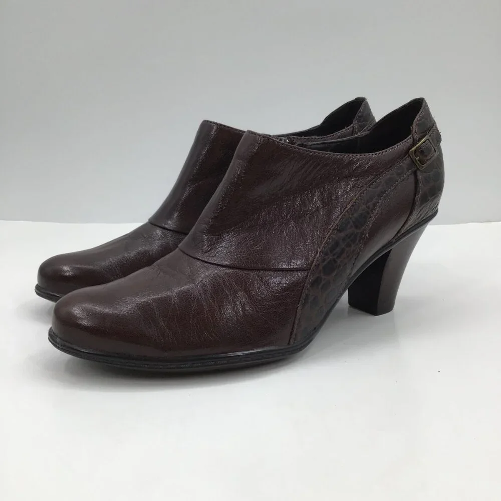 Women's 10M Clarks Bendables Dark Brown Leather Ankle Booties Boots Heels